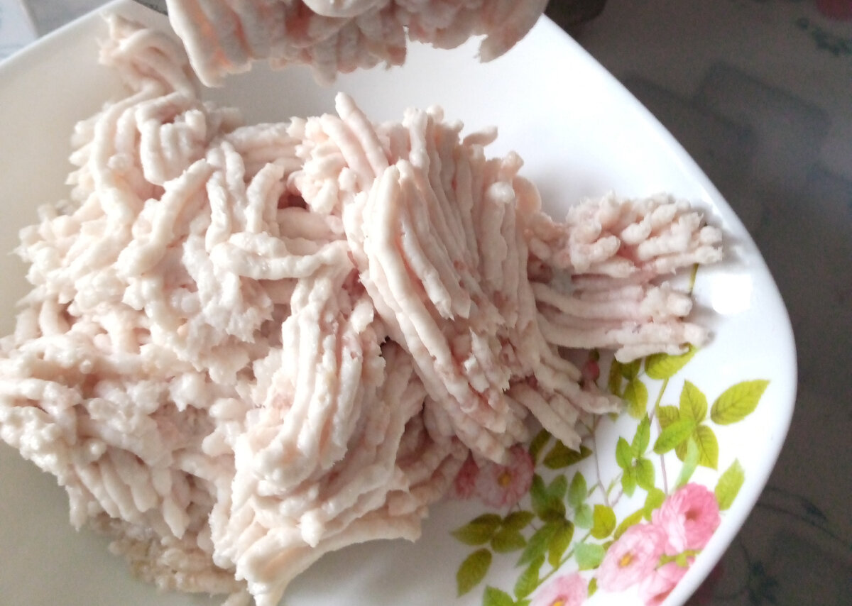 Сало пропускаем через мелкую решетку на мясорубке. 