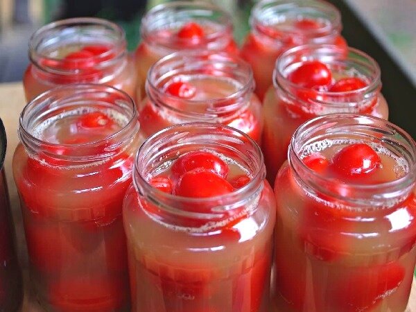 Рецепт маринованных помидор в яблочном соке я нашла в Интернете. Так что этот рецепт я приготовила впервые в жизни. Однако помидоры, маринованные в яблочном соке, получились очень хорошо.-7