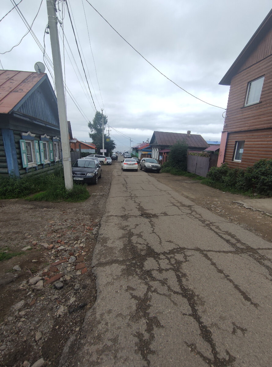 Вот так люди оставляют машины на примыкающих улицах.