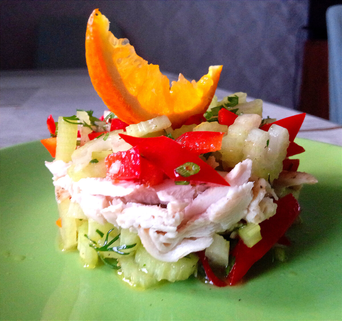 Свежий сельдерей, зелень, сладкий болгарский перец, запеченая грудка индейки. Заправка из оливкового масла, соли, паприки и сока апельсина