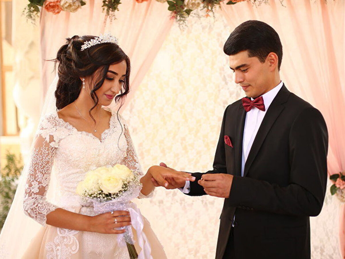 Таджикский муж жена. Таджикская свадьба. Свадьба русской и таджика. Таджикская свадьба жених и невеста. Жених и невеста узбек.