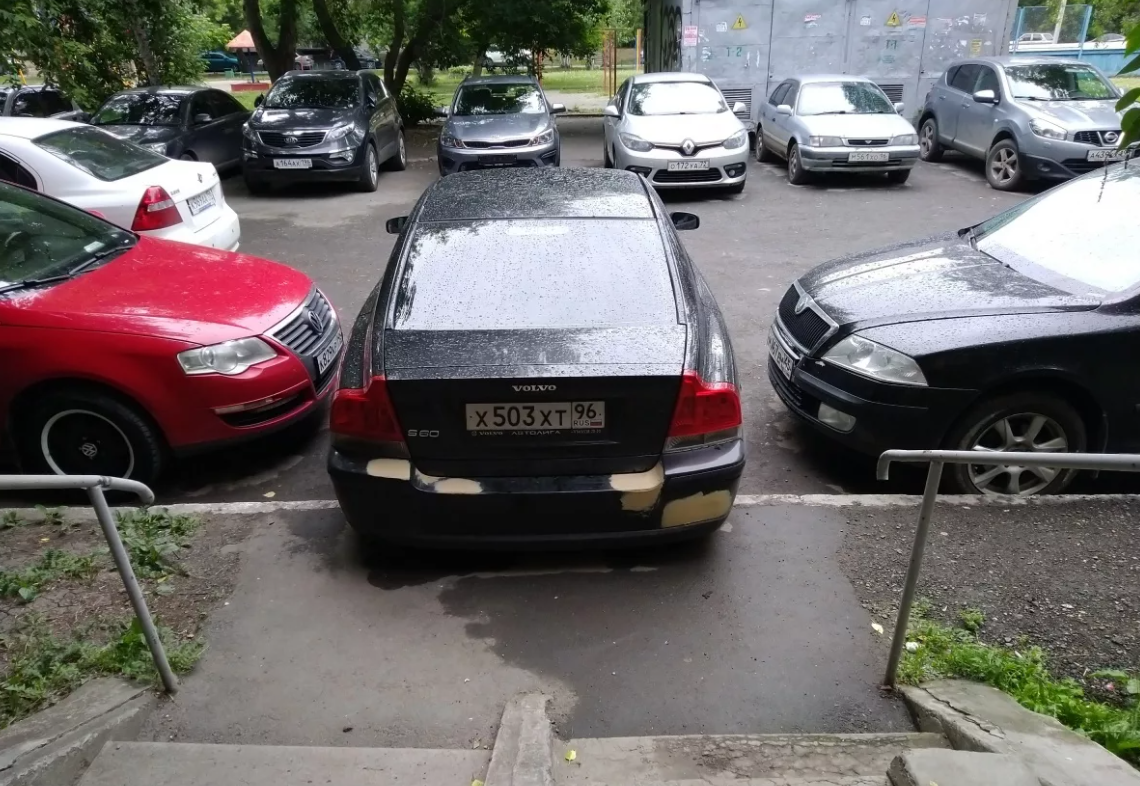 занял два парковочных места