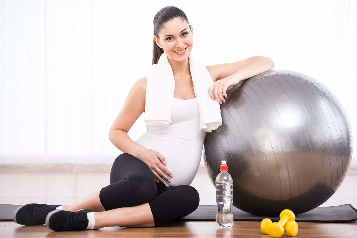 Активная беременность. Гимнастика для беременных. Физкультура для беременных. Фитнес для беременных. Беременная на фитболе.
