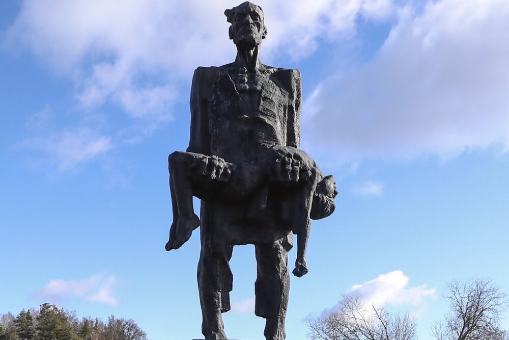    Мемориальный комплекс  на "руинах" Хатыни был основан еще в 1969 году. / Наталия Федосенко / ТАСС