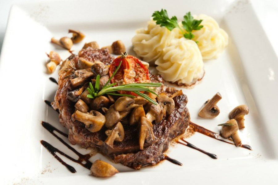 Блюда из птицы презентация. Красивые ресторанные блюда. Красивая подача мясных блюд. Способы оформления горячих блюд. Красивая подача блюд.