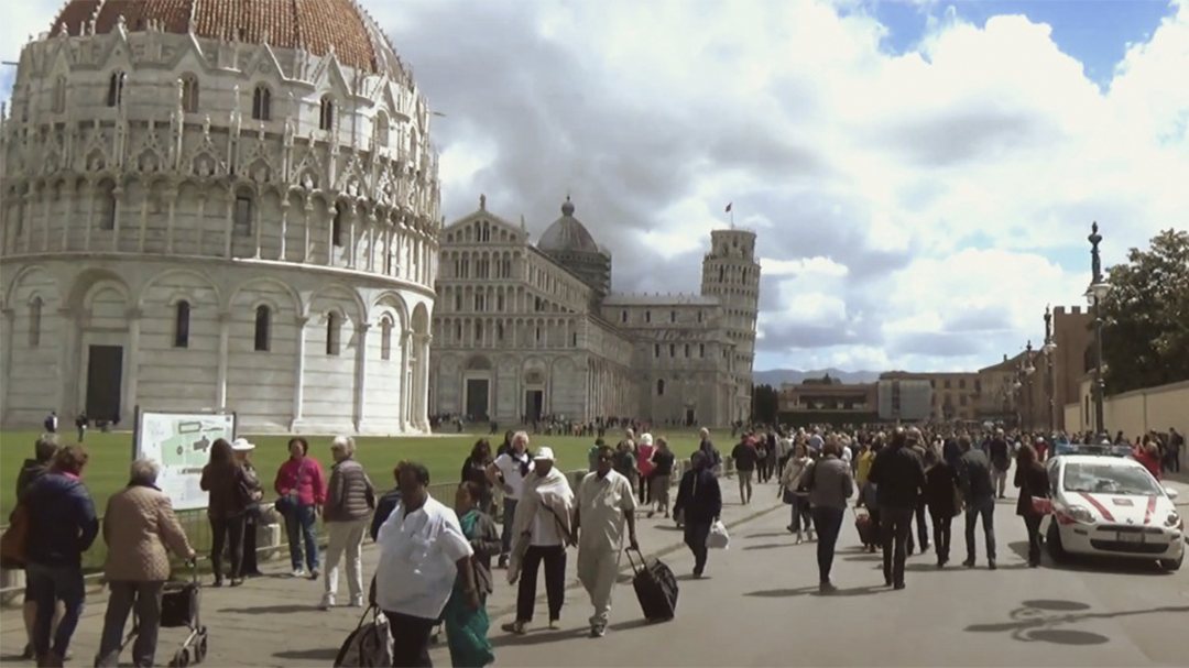 Пизанская башня. Неудачно построенное сооружение стало магнитом для туристов со всего мира.