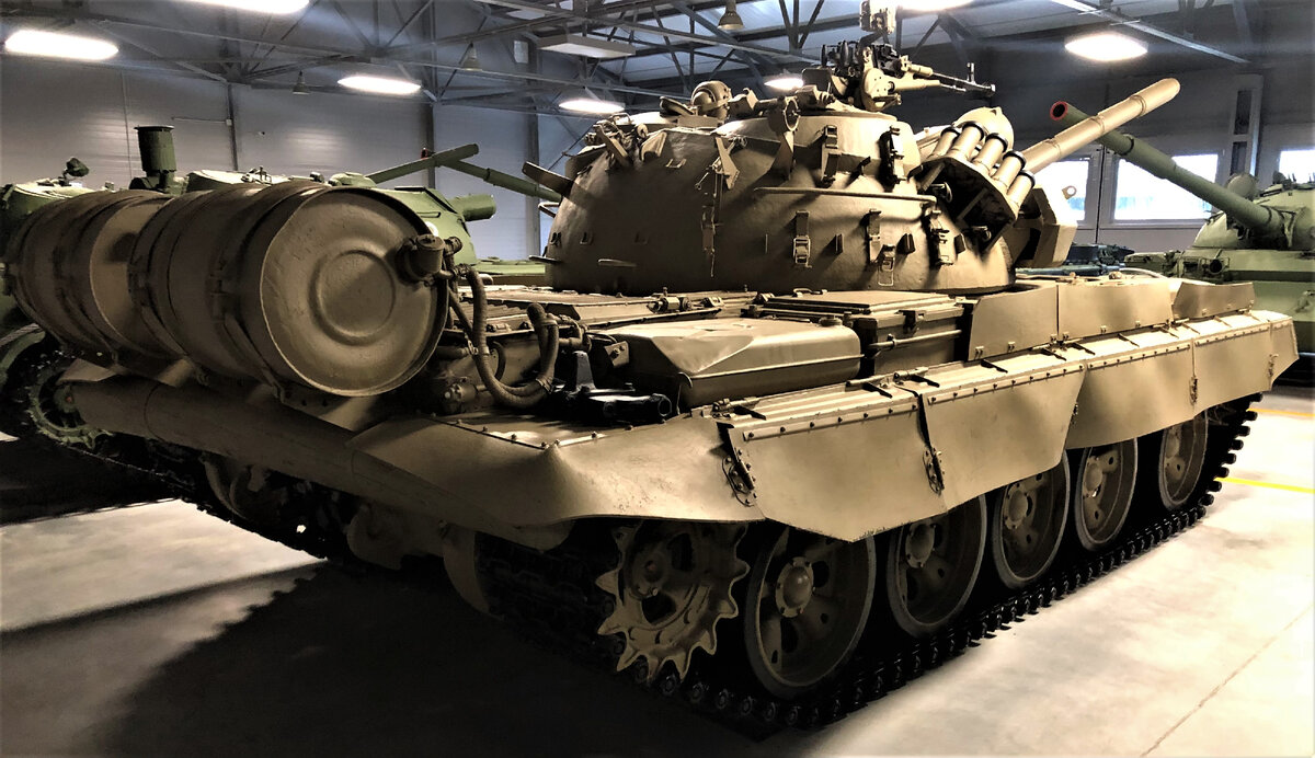 На надгусеничной полке виден бункер с воздушным фильтром двигателя, являющийся характерным внешним отличием танков с дизелем В-46-5М. Дополнительные топливные бочки подключены к основной топливной системе танка.