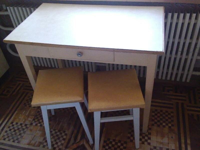 Советский кухонный стол. Советский столик кухонный. Советский кухонный стол с ящиком. Советские кухонные табуретки.