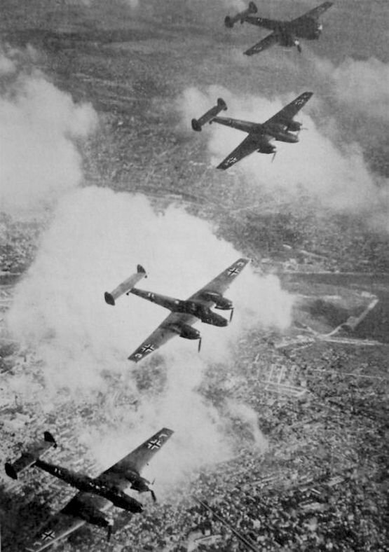 Истребители-бомбардировщики Bf-110 в полете над южной Англией. 1941 г.