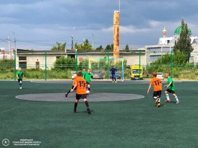 На спортивной площадке в парке имени 400-летия города Йошкар-Олы пройдут игры в рамках Кубка прокурора города по мини-футболу. Соревноваться будут юноши 2015-2016 года рождения.   
 
Открытие пройдет в субботу, 16 сентября, в 10:00. Команды распредели на две подгруппы. В первой - Азаново, «Чемпионка», ДЮФА ПФК ЦСКА, во второй - ЛФК «Витязь», «Звезда» (Советский), «Спутник» (Оршанка). Расписание матчей следующее:  📷
