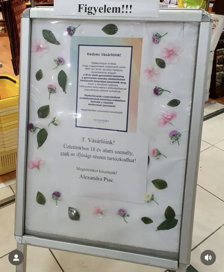 такие таблички теперь при входе в книжный магазин