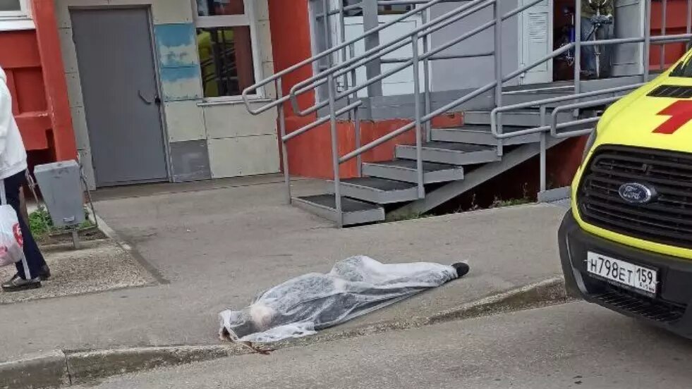     В результате падения с 14 этажа она погибла.