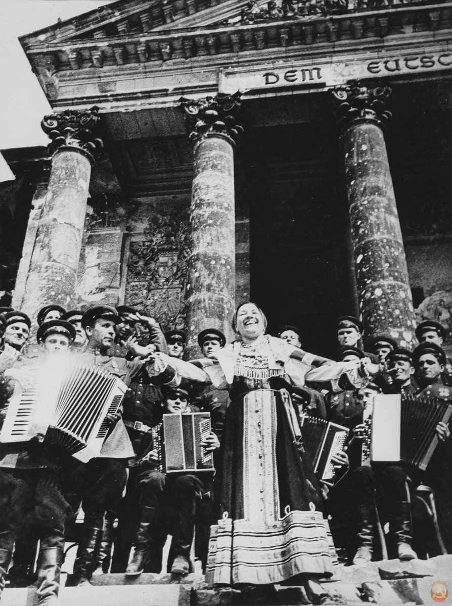 Выступление Лидии Руслановой в поверженном Берлине. Изображение из открытых источников.