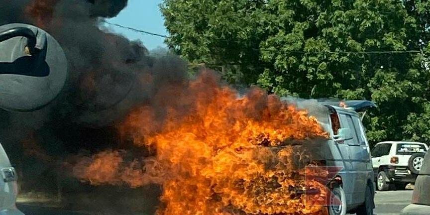 На трассе Ош—Баткен—Раззаков огонь охватил автомобиль. Видео
