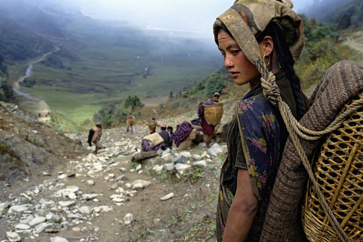 Мужчины и женщины разных странах. Чхетри Непал. Тибет шерпы. Тибет люди. Люди живущие в горах.