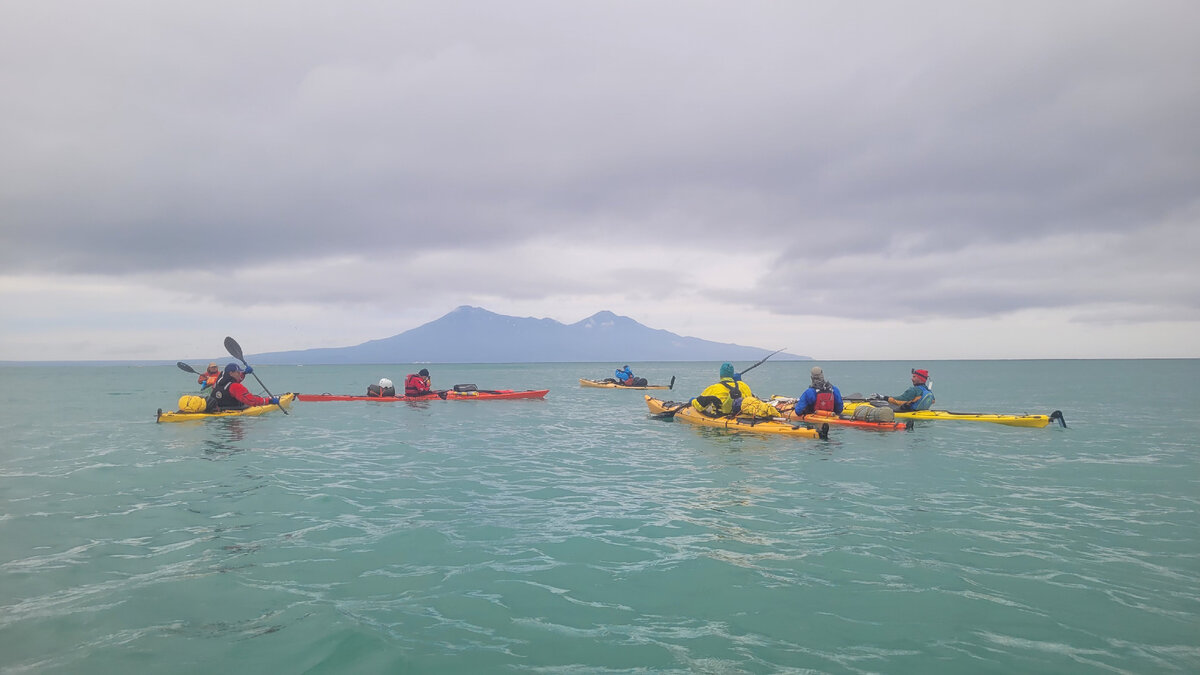 В 2020 году наша команда вопреки происходящему в мире коронавирусному апокалипсису совершила обход на морских каяках южной части острова Итуруп.-36