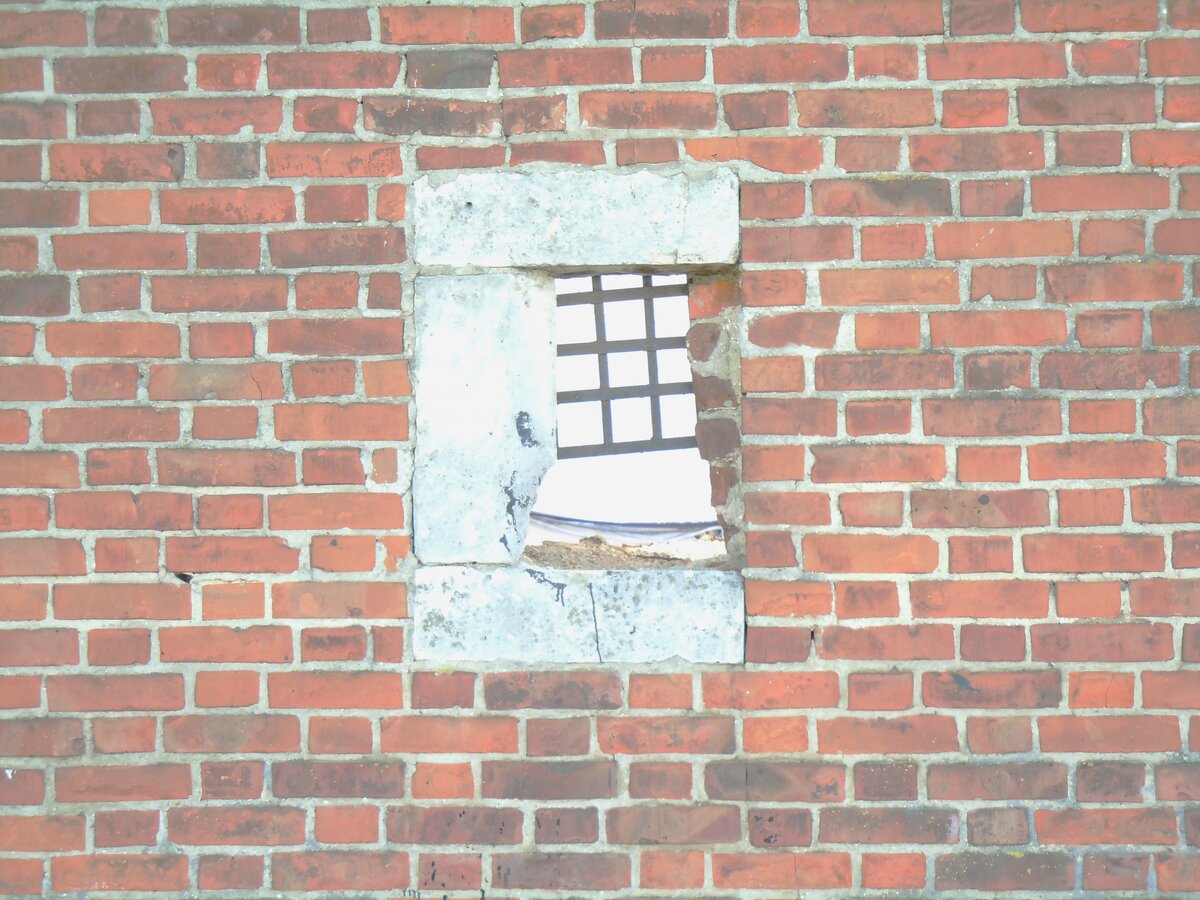 Продолжим экскурсию по кремлю. Это взгляд через стройку фуникулёра на участок с Часовой башней.-56