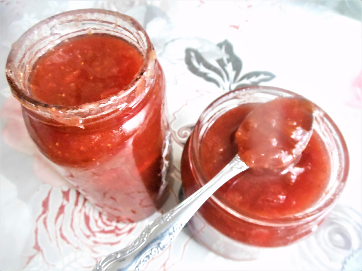 Варенье - это огромное поле для экспериментов, ведь его можно варить из различных фруктов, овощей и ягод, а также смешивать их друг с другом, получая при этом интересные и весьма необычные сочетания. Сегодня я хочу предложить сварить варенье из клубники и ревеня!
