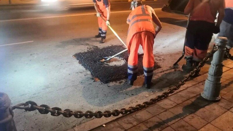     В администрации Владивостока сообщили, что специалисты решают вопросы с незаконными постройками в городе. Кроме того, дорожники продолжают поддерживать территории в идеальном порядке — восстанавливают люки и проводят локальный ремонт асфальта.