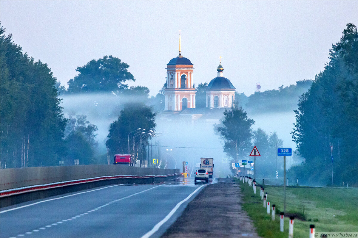 Дорога к храму в современной застройке