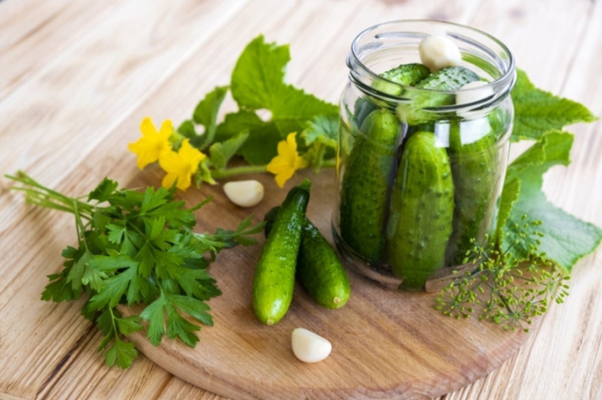 на столе стояли соленые огурцы резанная кусочками