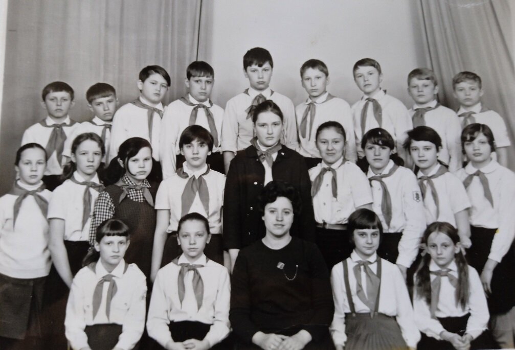 Наш класс. Я во втором ряду четвёртая слева