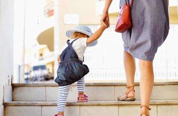 Дочке уже было год и 8 месяцев. Молодая мама оформляла документы для детского сада.  Ребенок был здоров. И в том, что анализы все будут в порядке, мама не сомневалась.
Каково же было ее удивление, когда участковый педиатр сказала, что в кале обнаружены яйца 3х видов глистов.  
Я вам назначу лечение, сказала она. Потом придете через 2 недели и снова сдадите анализ. 
И пока никакого допуска в детский сад. 
У девочки есть жалобы? Может она плохо кушает? Ее тошнит? Стул изменен?
Мама ответила, что жалоб нет. 
Странно, сказала педиатр. 
По дороге домой молодая мама шла и думала: откуда такие анализы?
Перебирала разные причины.
Девочку иногда оставляла у бабушки. В частном доме. А там во дворе кошка, собака. куры…
Возможно, там подцепила, подумала она. Пока не буду ее туда водить.
Но это же следствия.
А причина, как правило в другом.  Буду думать, решила она.
Взглянув на назначения врача, ужаснулась. 
Там были серьезные препараты, антибиотики двух видов.
Решила пока ребенку не давать. 
А попробовать обойтись изменением в питании и добавлением качественных  БАДов с очищающим, регулирующим иммунитет и восстанавливающим действием.
Параллельно искала причины этой ситуации.
С одной стороны, она очень хотела отдать ребенка в детский сад, чтобы высвободить время для других дел. А с другой, что-то тормозило, препятствовало этому, в виде плохих анализов. 
Через 2 недели анализы были лучше, но следы одного паразита все же присутствовали.
Она продолжала давать БАДы.
И в один из дней вдруг вспомнила, что заведующая поликлиникой, где  она работала, ждала, что, отдав ребенка в детский сад, она выйдет на работу. 
А молодая мама хотела посидеть в декрете до 3-х лет.
 Были планы освоить новую профессию.
 И она боялась, что если ребенок будет не в садике, то заведующая не подпишет ее заявление до 3-х лет. 
 Очень боялась.
И тут прямо слезы выступили на глазах. 
Она поняла, что мать поставила на весы свои страхи   и здоровье собственной дочери.
На следующий день она решилась. 
Позвонила на работу.
 Пришла и честно сказала, что будет сидеть еще в декрете.
 На что, к ее удивлению, заведующая не возражала, и без проблем  подписала заявление. 
Через неделю вновь сдали анализы-они были хорошими. 
Девочка пошла в детский сад. 
Контрольное обследование через 3 месяца тоже показало норму. 
Вот такая история.
