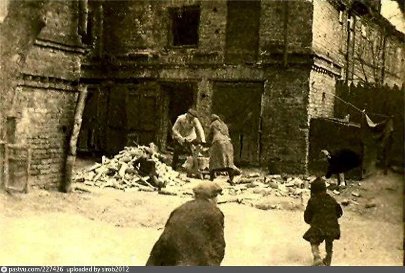 На фото, правда, Скорняжный переулок: дом 3, вид на сараи, жильцы заготавливают дрова 1935 – 1936 год. Из архива Бориса Большакова.