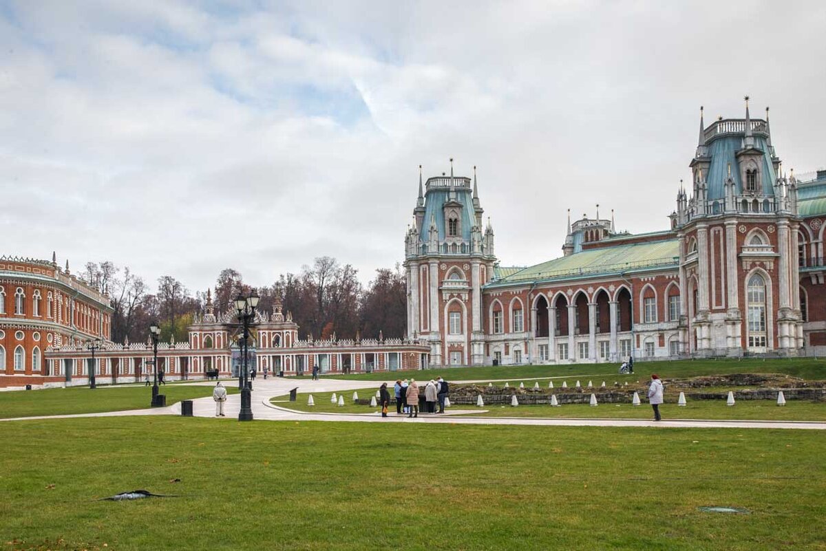 Площадь перед Большим дворцом (архитектор — М.Ф. Казаков) с фундаментами Большого Кавалерского корпуса (архитектор — В.И. Баженов)