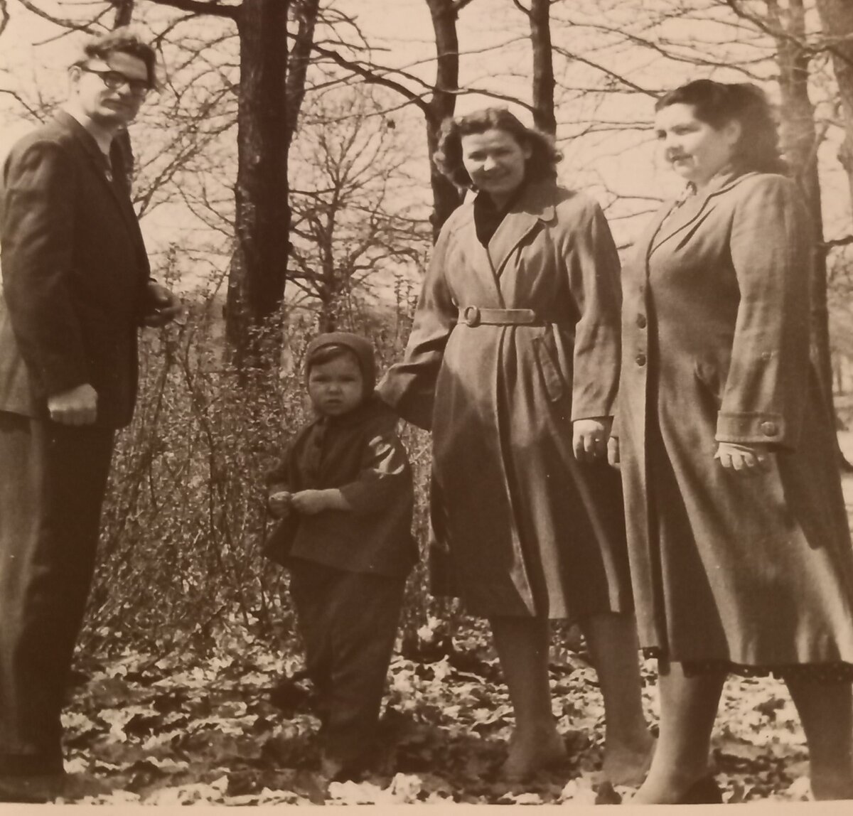 Мы с мамой в центре. Теть Лида и Дядь Карл 