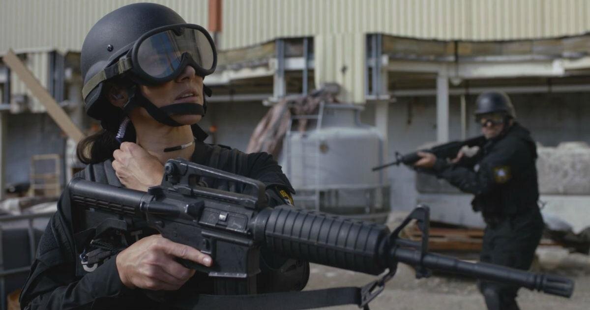 Про любовь и спецназ. S.W.A.T.: Огненная буря фильм 2011. Спецназ в осаде фильм. Спецназ фильм 1997. Сват фильм 2010.