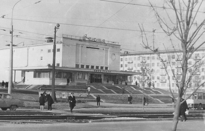 Вымпел кинотеатр куйбышев. Отрадный самарской области 1956 год. Самара театр ул толстого. Кинозал перекресток куйбышев. Дк куйбышев кинотеатр.