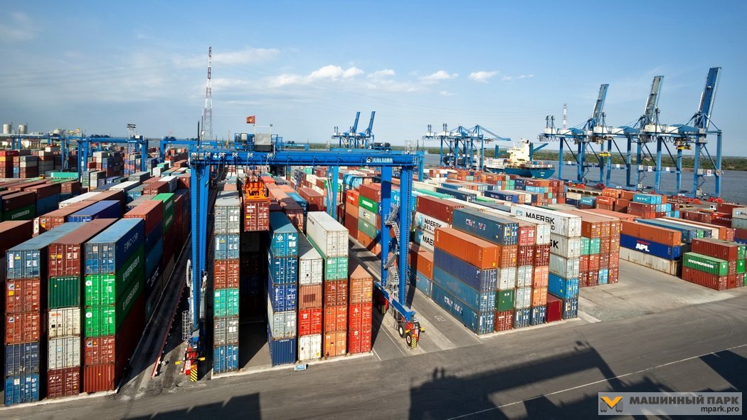 02. Первая буква обозначает China International Marine Container. Концерн с 1996 года занимает первое место в мире по производству контейнеров и оборудования для них, – 56% морских «сундуков» носит эту марку. Плюс около 200 000 единиц техники в год, от полуприцепов до аэродромных автобусов.

