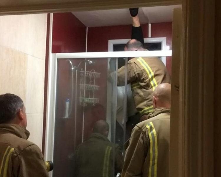 Девушки 2 застряли в окне. Застряла в окошке. Застряла в окне. Подруга застряла в окне. Застряла в окошке.