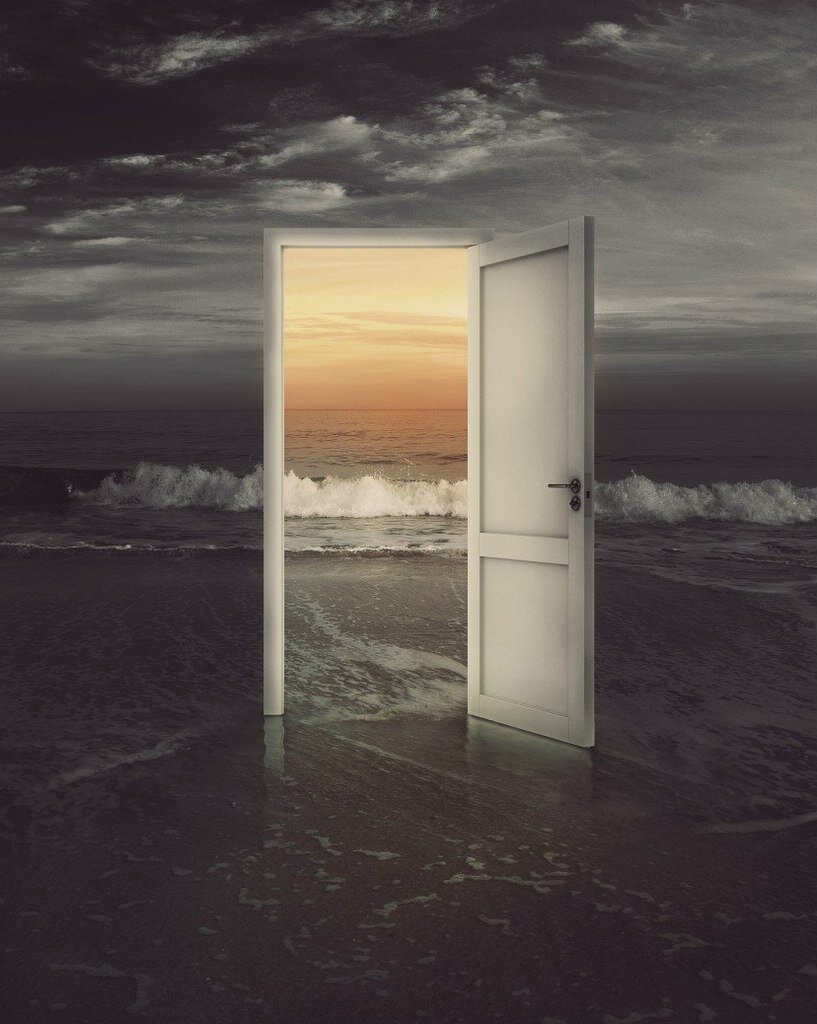 Состояние, противоположное прокрастинации - поток.  Тогда ты полностью погружен в дело - всё происходит легко, мысли и действия льются, как река, и отвлечь тебя под силу разве что землетрясению. 
Ещё круче, когда ты включаешься в поток самой Жизни - ощущаешь, принимаешь, совершаешь всё происходящее здесь, сегодня, сейчас. Удивительное состояние полноты времени и примирённости с собой. А спешка и тревога уходят. 
Мы лучше всего помним детство, первую любовь, сильные радость и горе - как раз те моменты, когда жили в потоке. И чем больше таких моментов, тем больше в нас настоящего. 
Немного пафосно, но искренне. 
Всем Жизни. 