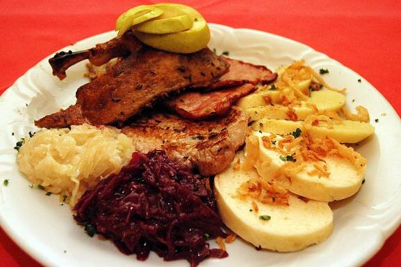 Блюдо с чешскими кнедликами