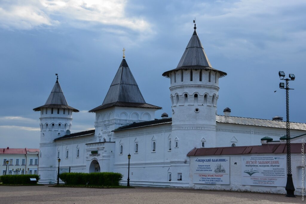  
Тобольск собой хорош и привлекателен! Сюда хочется вернуться, чтобы не торопясь, основательно обойти все закоулки Кремля, старого центра, не менее любопытных окрестностей.  В этот же раз у нас на все про все было чуть больше часа... Что поделать, такова специфика транспортной линии.
