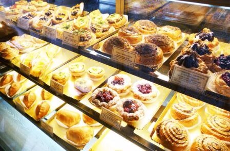   
Торговая наценка на один круассан или пирожок может составлять 1000%. Такой бизнес не требует гигантских вложений и больших площадей. Если вы будете печь свои булочки сами, готовьте около 2 млн рублей, а если допекать замороженные — 1 млн рублей.

Вам хочется накормить всех такими же круассанами, как те, которыми вы завтракали в Латинском квартале в Париже? Сначала определитесь: это будут замороженные круассаны и пирожки или выпечка собственного приготовления? Для доведения заморозки до готовности вам нужны 40 квадратных метров, минимум оборудования и персонала. Если печь все самостоятельно, то необходимо не менее 60–70 квадратных метров, дорогостоящее оборудование, надежные технологии и опытный персонал.


Место

Примерный план пекарни должен быть у вас на руках до того, как вы отправитесь искать помещение: что именно и в каких количествах вы намерены выпекать, какое оборудование вам понадобиться и как оно должно быть расставлено. Если в дополнение к пекарне предполагается небольшое кафе, то заранее решите, какой будет рассадка. 



Первый вопрос, который задаст вам владелец помещения и на который вы должны знать ответ: «Сколько электричества вам нужно?» Вы должны представлять себе максимальную нагрузку, которую дадут на сеть все ваши печки, включенные одновременно и потребляющие максимальную мощность. Покажите арендодателю презентацию компании — краткий бизнес-план, эскиз вывески, планировка помещения, перечень продукции, которую вы собираетесь выпускать. У вашей пекарни уже должен быть свой сайт. Владельцы помещений предпочитают иметь дело с подготовленными людьми и понятным бизнесом.




Вас все устраивает? Теперь отправляйтесь в СЭС и узнайте, нет ли поблизости так называемых «санитарно-защитных зон». Это предприятия, рядом с которыми производство продуктов питания запрещено.

Фирма

В качестве организационной формы выбирайте общество с ограниченной ответственностью (ООО) — тогда по всем рискам вы будете отвечать лишь уставным капиталом и имуществом фирмы, а не своим собственным. Юрлицу проще открыть расчетный счет в банке, снять помещение, получить кредиты.

Продвижение
Используйте на всю катушку социальные сети — это бесплатно и очень действенно. Еще нужна понятная информационная вывеска над входом и запах свежего хлеба — многие кафе для этого специально выводят вытяжку на улицу. Аромат свежего хлеба и дегустации новой продукции — это ваши главные инструменты продвижения.

Проект
Проект инженерных коммуникаций — это водопровод и канализация, вентиляция, электромонтаж и пожарные сети. Обговаривая с проектантами подробности, не забудьте о санитарных нормах. Если у вас будет пекарня, совмещенная с кафе, понадобится два санузла — для персонала и посетителей. В вентиляцию и канализацию придется установить жироуловитель. Это первое, что интересует всех проверяющих. Нет жироуловителей — не будет и булочек! Пожарные запретят вам работать, и будут правы — в вентиляции скапливается жир, который рано или поздно загорится.

Машины и оборудование
На оборудовании можно сэкономить. Самая простая пекарская печь ХПЭ-500 обойдется в 35 000 рублей. Это настоящая рабочая «лошадка». Если вы собираетесь печь свои круассаны самостоятельно, то есть открывать производство, на оборудование понадобится уже не менее 1,7 млн рублей

Продукты
Если вы ориентируетесь на высокое качество выпечки, то просто обязаны использовать не яичный порошок, а свежие яйца и натуральные масла. Вместе с тем необработанное яйцо в сыром виде — источник самых сильных пищевых отравлений. Понимая это, контролирующие органы требуют от пекарен наличия отдельных помещения для обработки яиц с соблюдением ряда норм, которые указаны в санитарно-эпидемиологических правилах (СП 2.3.6.1079-01). Прежде чем яйцо попадет в тесто, его необходимо тщательно вымыть, потом поместить в овоскоп для изучения качества. Если овоскопа нет, то каждое яйцо разбивается в отдельную емкость, потом они поштучно переливаются в отдельную тару для меланжа. Только так можно избежать попадания испорченных яиц в общую массу продукта. Будет обидно, если одно яйцо испортит 50 литров яичной массы.
 

На старт




Открываться лучше всего в феврале. Многие предприятия к этому времени уходят с рынка, сдав последний баланс, и вас будет меньше конкурентов.




Фишка




Вам нужно придумать что-то особенное — фишку, которая будет отличать вас от остальных и привлекать клиентов. Установите у входа гигантский маффин — с ним тут же все начнут фотографироваться и выкладывать фото в Instagram. Придумайте, что будет необычного у вас в интерьере и чем будет уникально ваше предложение.




Люди




Ключевой человек в пекарне — технолог, особенно если вы собираетесь организовывать собственное производство. Он будет создавать оригинальные рецепты, от него зависит, будут ваши булочки таять во рту или ими можно будет заколачивать гвозди. Еще понадобятся четыре пекаря, работающие по двое в смену, два кассира, а также уборщица и бухгалтер на аутсорсинге.




Время




Замороженные пирожки хранятся в морозильной камере не больше 20 дней. Если вам не удалось продать сдобную выпечку из неслоеного теста, можно сделать гренки и сухарики, которые отлично пойдут в качестве «комплиментов».




Сложнее с круассанами и слойками. Срок их реализации, даже с витрины, которая подогревается и увлажняется, составляет всего шесть часов. Устраивайте в конце рабочего дня горячие часы — на следующий день вы этот товар все равно не сможете продавать.

