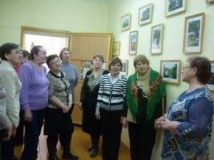 Эмоционально, интересно Галина Петровна рассказала об истории возникновения галереи, об учителях-энтузиастах, благодаря которым мы имеем возможность любоваться картинами. Так же поразил нас музей. Сколько интересных экспонатов собрано в небольшом помещении! И экспонатов поистине уникальных. Поражают и энциклопедические знания Галины Петровны, и умение интересно рассказывать о временах далёких, но интересных. Чувствуется, что в селе бережно сохраняется память и о делах давно минувших дней и о современниках. Больше двух часов продолжалась экскурсия, мы узнали много нового и интересного. Огромное спасибо руководителю музея за эту встречу, за неравнодушие, энтузиазм!