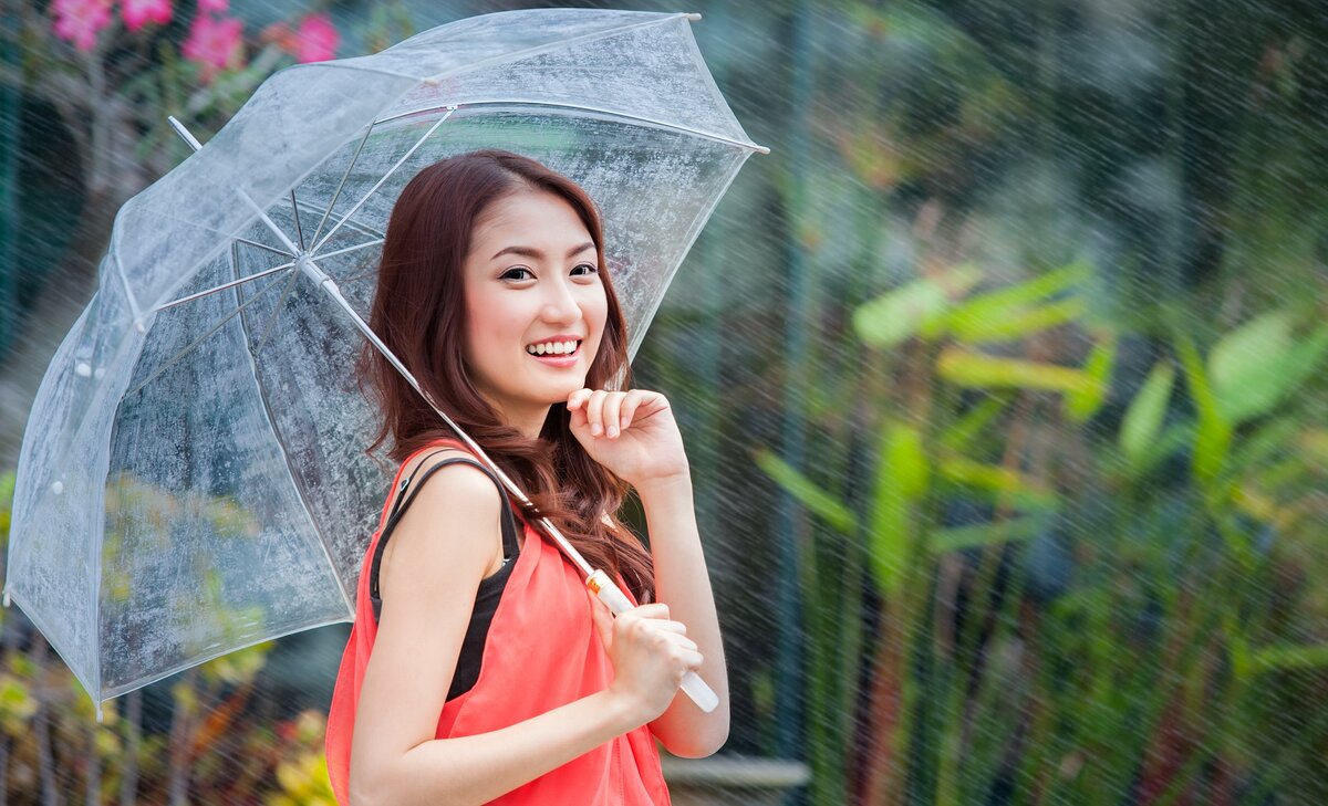 Женщина Азии с зонтиком. Женщина с зонтом под дождем. Зонт азиатский Панама. Летний дождь женщина под зонтом фото.