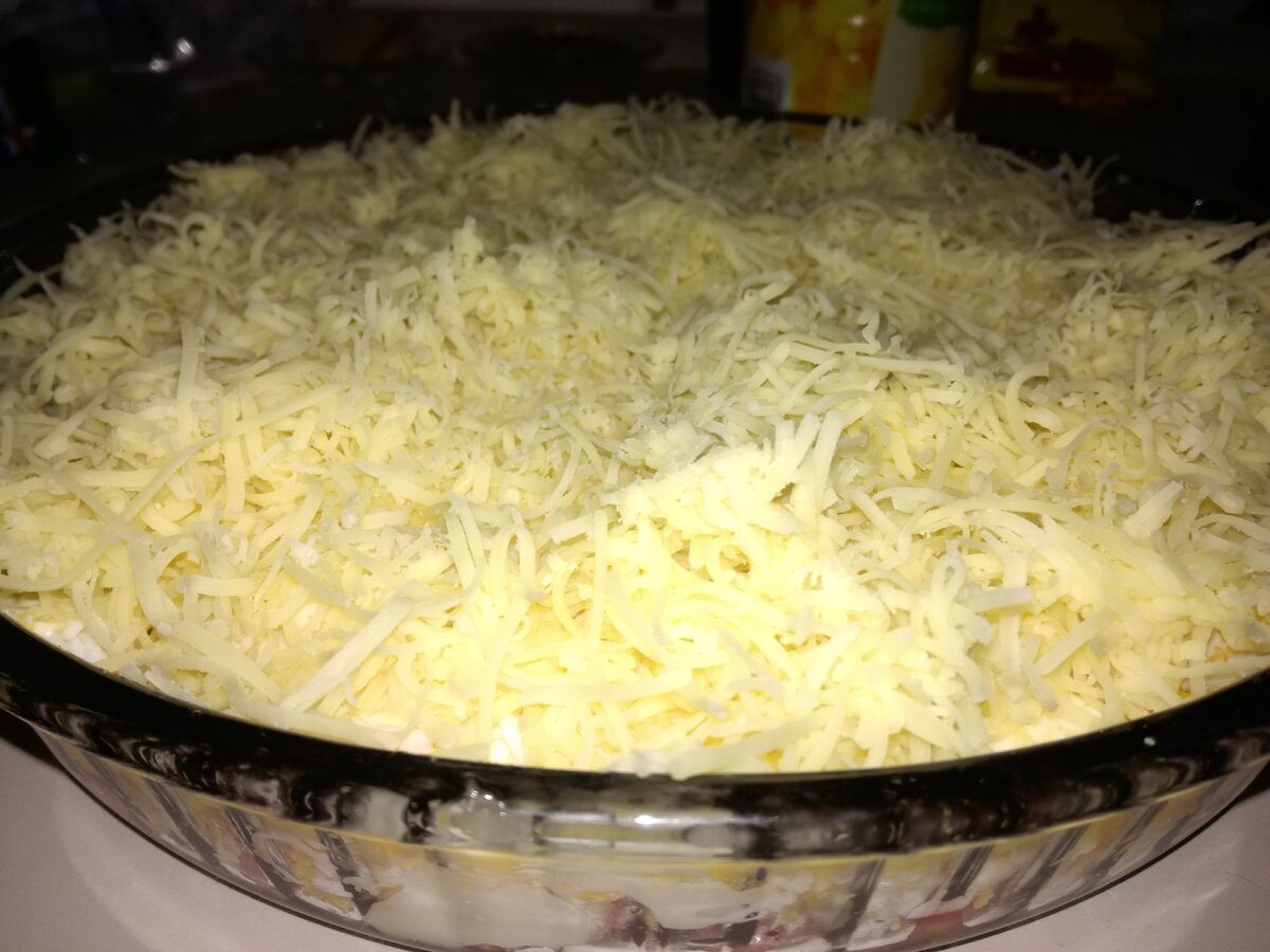 Вы хотите приготовить сюрприз к 8 марат для своей дамы и не знаете как это сделать? Тогда приготовьте для нее салат "Дамский"