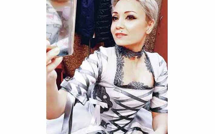 А солистка — что за диво — молода, умна, красива.