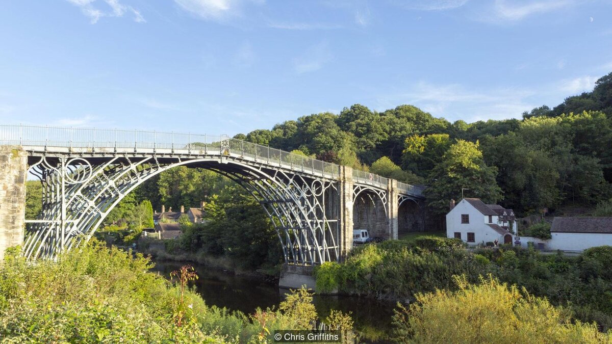 Железный мост, построенный в 1779 году, широко рассматривается как знаковый символ промышленной революции.