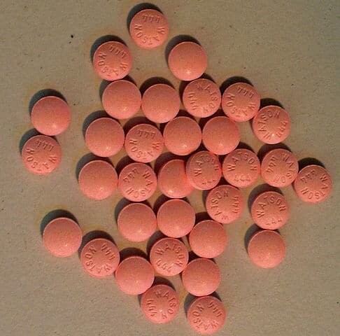 
Подходящие продукты и народные средства мягко воздействуют на организм и начинают активно работать по мере накопления полезных веществ. Но в определенных ситуациях давление нужно понизить очень быстро. В этом случае без приема лекарственных средств просто не обойтись. Основные препараты, понижающие давление можно разделить на следующие группы: