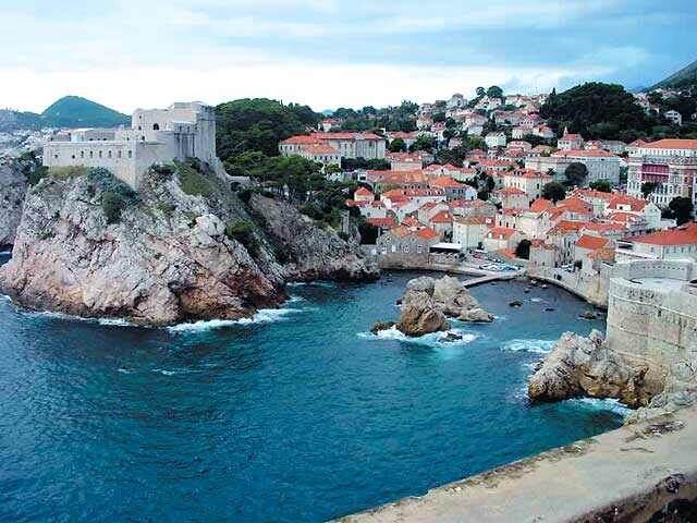 Чаще всего туры в Хорватию приобретаются в летний и зимний сезон. С июня по август туристы приезжают на курорты страны, чтобы понежиться на золотистых пляжах и искупаться в теплом Адриатическом море. В зимние месяцы в Хорватию популярны туры на новогодние праздники и на горнолыжные курорты страны. Отели в это время года зачастую переполнены, поэтому рекомендуем вам планировать поездку и бронировать путевки заранее.