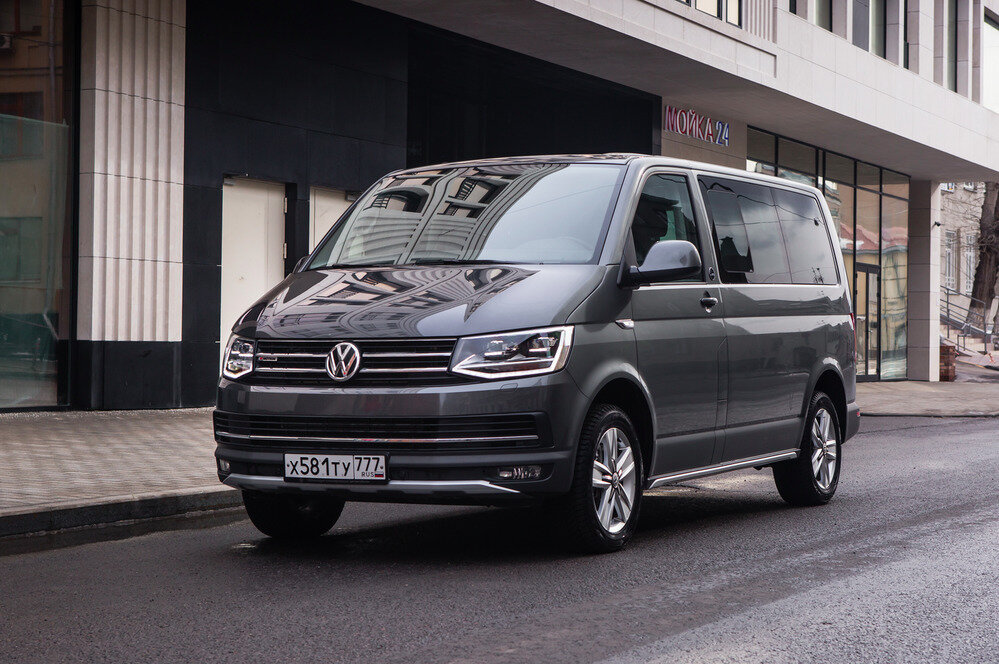   Проще  всего Multivan последнего поколения узнать по крупным фарам с диодной  подводкой. А версию PanAmericana - по серебристой защите в нижней части  бамперов.   