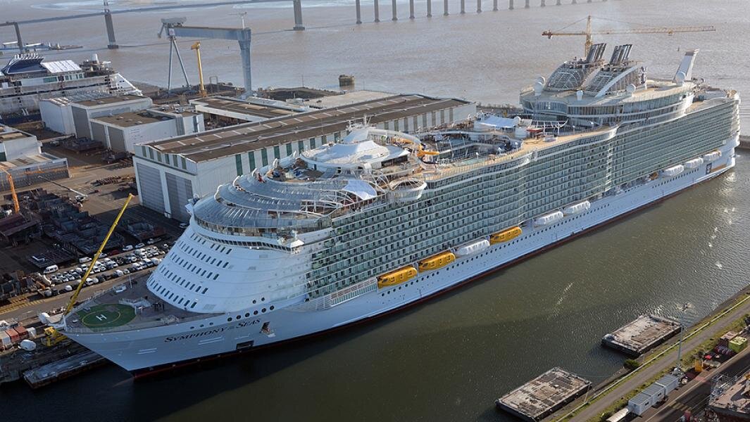 «Симфонию морей» (Symphony of the Seas), крупнейший на сегодняшний день круизный лайнер в мире, строили три года на французской судоверфи STX. Фото: Пресс-служба Royal Caribbean International
