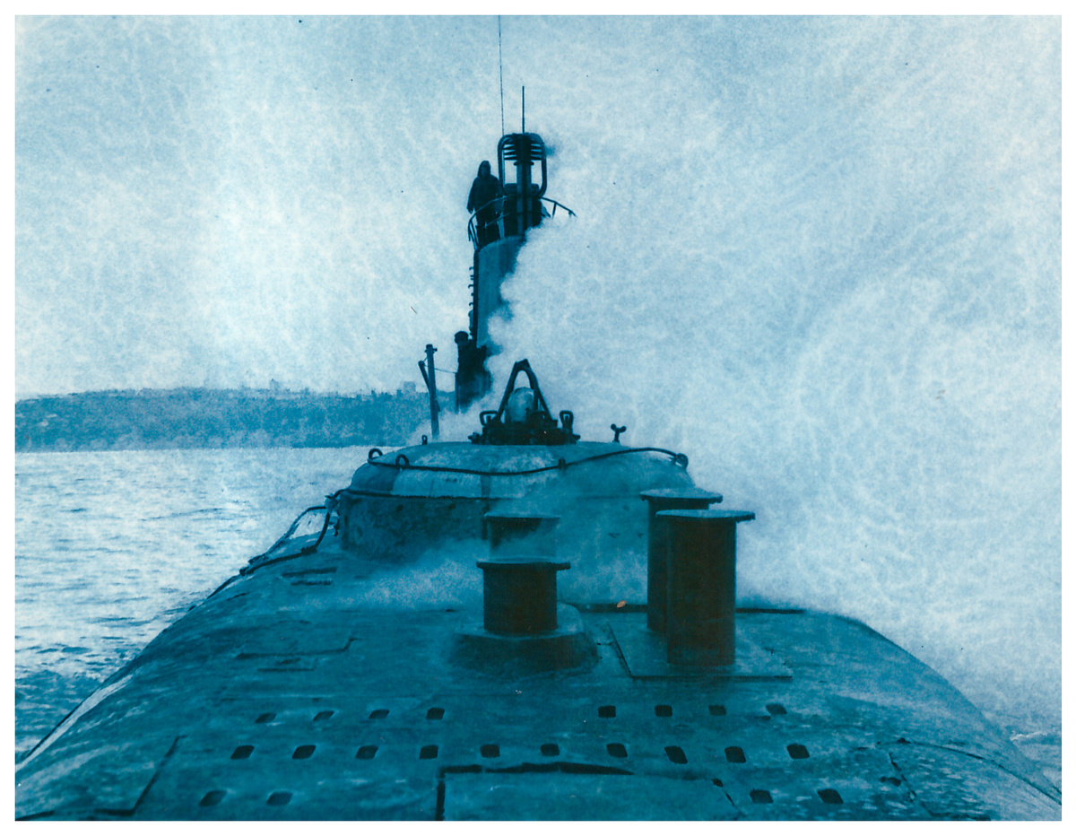 Подводная лодка проекта 613 бьет зарядку правым дизелем. Фото автора. 