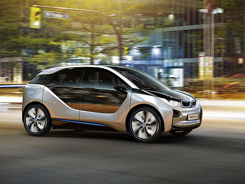 Концепт BMW i3 
BMW i3 – это электромобиль, который создан для городской среды. Носивший раньше название MegaCity Vehicle автомобиль оснащен электродвигателем мощностью 125 кВт, который позволяет передвигаться на расстояние до 150 км от одной зарядки аккумуляторов. Авто разгоняется от 0 до 60 км/ч за 3,9 с, от 0 до 100 км/ч – за 7,9 с, а высокоскоростная зарядка дает возможность всего за час довести степень заряда до 80%. В стандартном режиме на полный цикл уходит 6 часов.