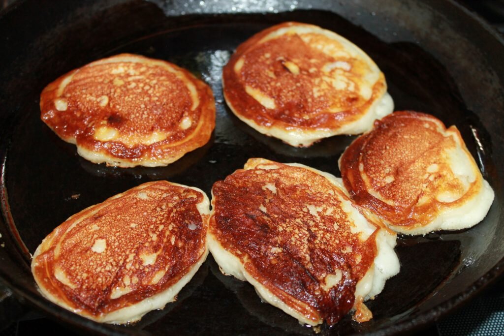 Приготовленные мамой оладьи были необыкновенно вкусны ошибка. Оладушки на йогурте. Банановые оладьи с йогуртом. Оладьи на йогурте с бананом. Оладушки на йогурте рецепт.